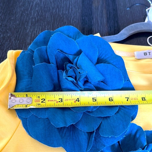 Unique yellow and denim blue  big flower shirt top tee.  New with tags - Picture 5 of 10
